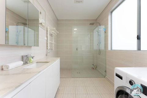 Aircabin - Fairfield - Modern - 6 Bedrooms House - Taree Accommodation 3