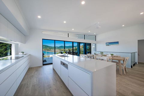 Airlie Bay View - Taree Accommodation 4