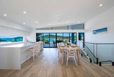 Airlie Bay View - Taree Accommodation 3