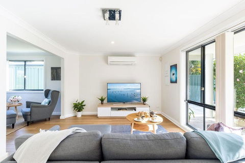 Akoya House 122 Tomaree Rd Pet Friendly Linen Air Conditioning WiFi And Boat Parking - Taree Accommodation 2