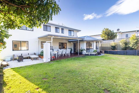 Akoya House 122 Tomaree Rd Pet Friendly Linen Air Conditioning WiFi And Boat Parking - Taree Accommodation 0