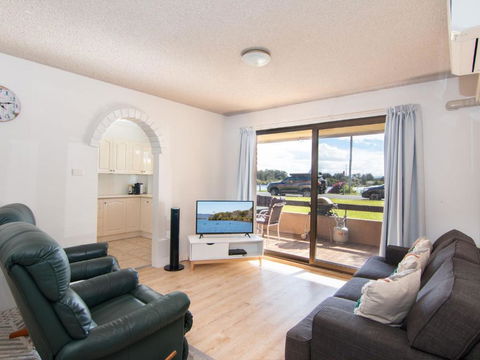Akuna 3 Ground Floor Opposite Wallis Lake - Taree Accommodation 1