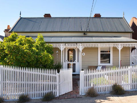 Albert Cottage - Taree Accommodation 0
