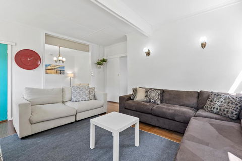 All Beached Out - 8 Guests, Cental, 450m To Beach! - Taree Accommodation 2