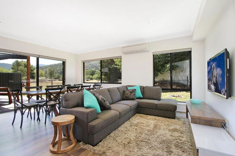 Alpine Knights Stylish Luxury - Taree Accommodation 2