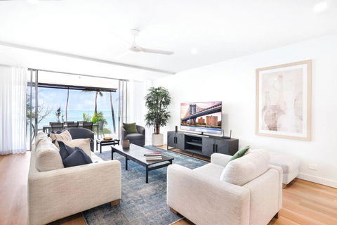 Amaroo - Luxury Apartment Overlooking The Coral Sea - Taree Accommodation 3
