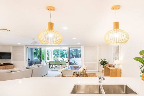 Amaroo Villa - Absolute Beachfront Port Douglas - Taree Accommodation 2