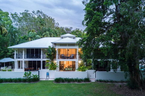 Amaroo Villa - Absolute Beachfront Port Douglas - Taree Accommodation 3