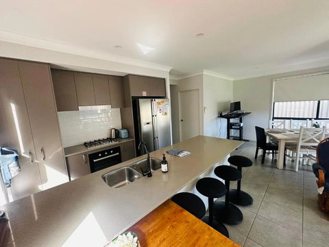 Amazing Air Austral With AC And Built-in Wardrobe - Taree Accommodation 4
