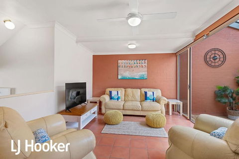 Amazing Waterfront Location - Taree Accommodation 4