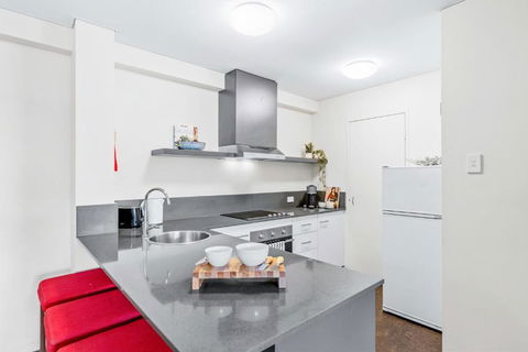 Apartment With City Views In East Perth - Taree Accommodation 3