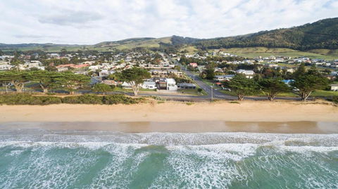 Apollo Bay Beach House - Taree Accommodation 1