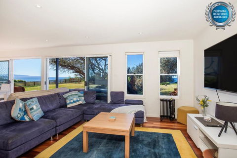Aqua Beachfront - Pet Friendly - 2 Mins Walk To Beach - Taree Accommodation 1