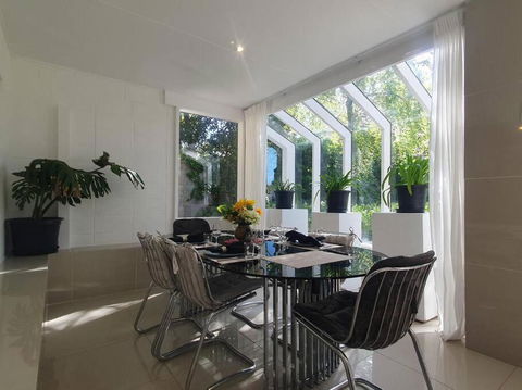 Architectural Comfy 2B&2B Home With A Garden View Close To A Lake And Yarralumla Shopping Centre - Taree Accommodation 3