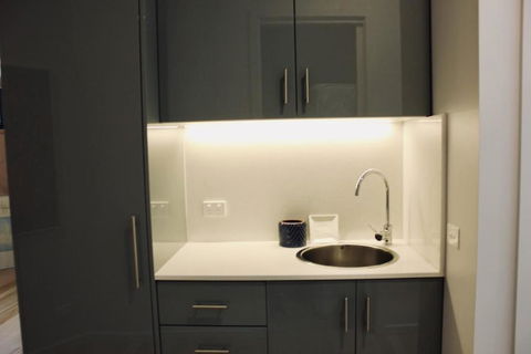 Architectural Crisp & Convenient Location - Taree Accommodation 3