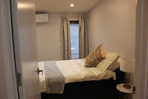 Architectural Crisp & Convenient Location - Taree Accommodation 4