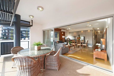 Artistic City Escape With Balcony And Parking - Taree Accommodation 0