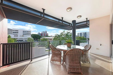 Artistic City Escape With Balcony And Parking - Taree Accommodation 4