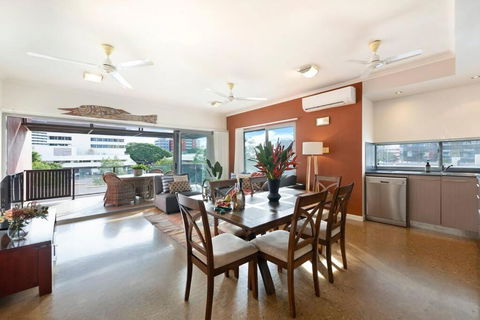 Artistic City Escape With Balcony And Parking - Taree Accommodation 3