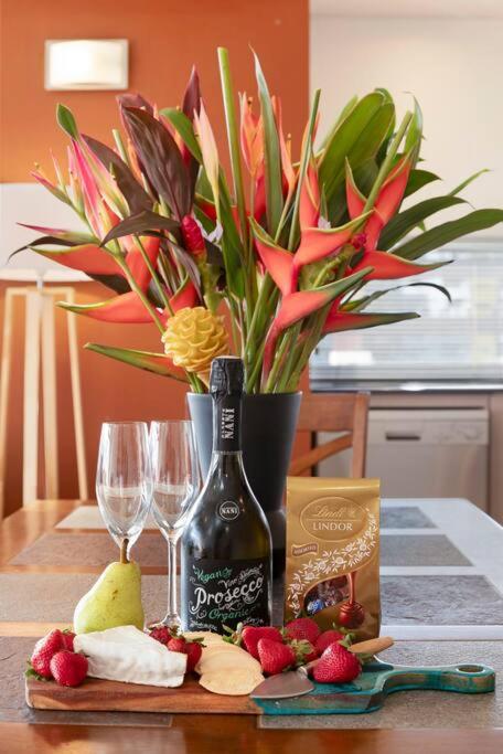 Artistic City Escape With Balcony And Parking - Taree Accommodation 2