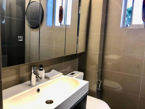 Artistic, Spacious And Comfortable 1 Bedroom Apartment - Taree Accommodation 3