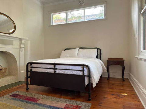 Artsy North Melbourne 2-Bedder - Taree Accommodation 2