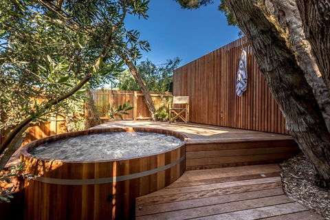 Aura Hot Tub Retreat - Unique Cedar Hot Tub Experience, 650m To Tyrone Foreshore - Taree Accommodation 0