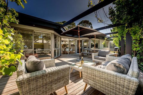 Aura Hot Tub Retreat - Unique Cedar Hot Tub Experience, 650m To Tyrone Foreshore - Taree Accommodation 2
