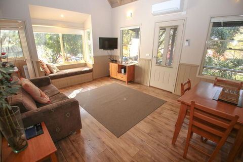 Autumn Leaf Cottage 1 - Taree Accommodation 1