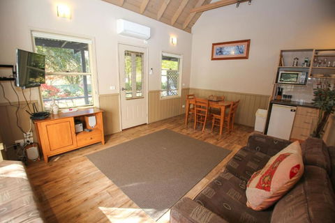 Autumn Leaf Cottage 1 - Taree Accommodation 3
