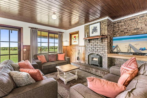 Apollo Bay Cottages- Hopetoun - Taree Accommodation 0