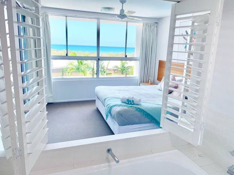 Azure Sea, Oceanviews, Wifi, 2 Pools + Gym - Taree Accommodation 0