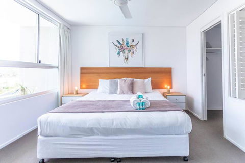 Azure Sea, Oceanviews, Wifi, 2 Pools + Gym - Taree Accommodation 2