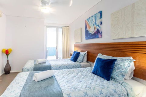 Azure Sea, Oceanviews, Wifi, 2 Pools + Gym - Taree Accommodation 4