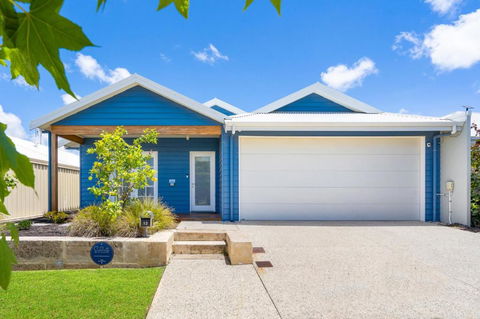 AZZURE On WATERVILLE - Taree Accommodation 0