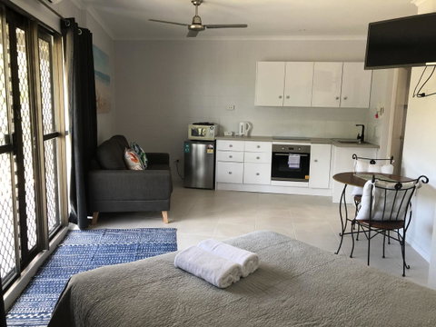 Whitsunday Waterfront Apartments - Taree Accommodation 6