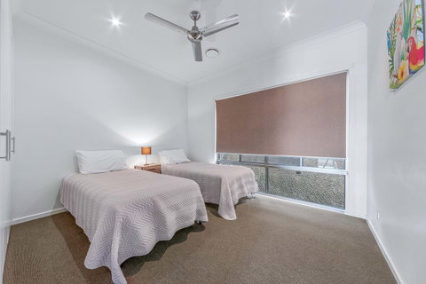 Viewpoint Holiday Home - Cannonvale - Taree Accommodation 10