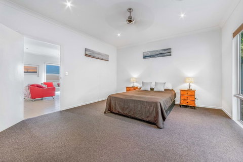 Viewpoint Holiday Home - Cannonvale - Taree Accommodation 12