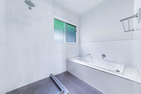 Viewpoint Holiday Home - Cannonvale - Taree Accommodation 14