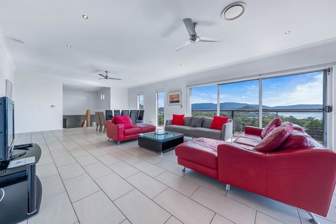 Viewpoint Holiday Home - Cannonvale - Taree Accommodation 4