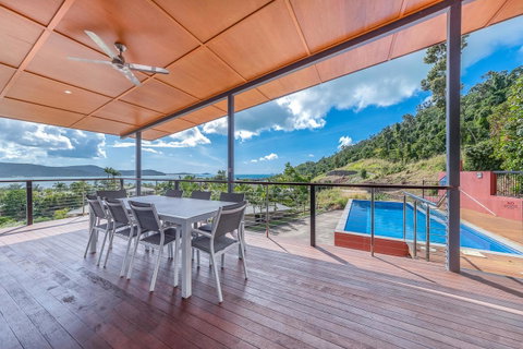 Viewpoint Holiday Home - Cannonvale - Taree Accommodation 3