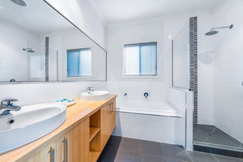 Viewpoint Holiday Home - Cannonvale - Taree Accommodation 13