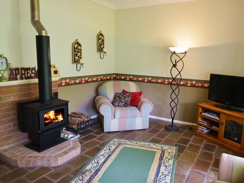 Apple Tree Cottage Montville - Taree Accommodation 4