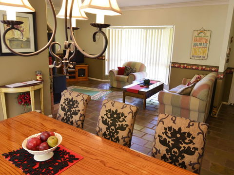Apple Tree Cottage Montville - Taree Accommodation 5