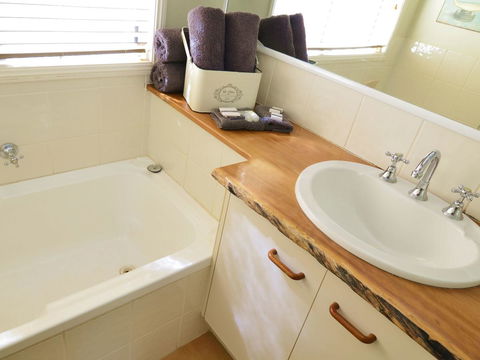 Apple Tree Cottage Montville - Taree Accommodation 10