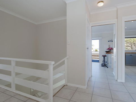 'SeaHaven', 2 Richardson Ave - Large Home With Aircon, Smart TV, WIFI, Netflix & Boat Parking - Taree Accommodation 1