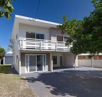 'SeaHaven' 2 Richardson Ave - Large home with Aircon Smart TV WIFI Netflix  Boat Parking - Taree Accommodation