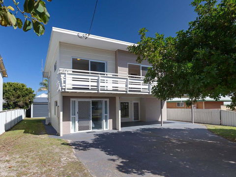 'SeaHaven', 2 Richardson Ave - Large Home With Aircon, Smart TV, WIFI, Netflix & Boat Parking - Taree Accommodation 0