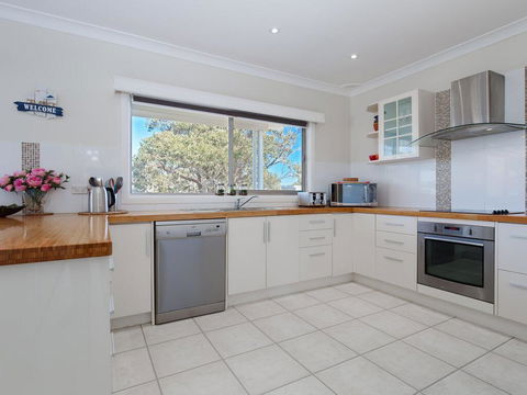 'SeaHaven', 2 Richardson Ave - Large Home With Aircon, Smart TV, WIFI, Netflix & Boat Parking - Taree Accommodation 3