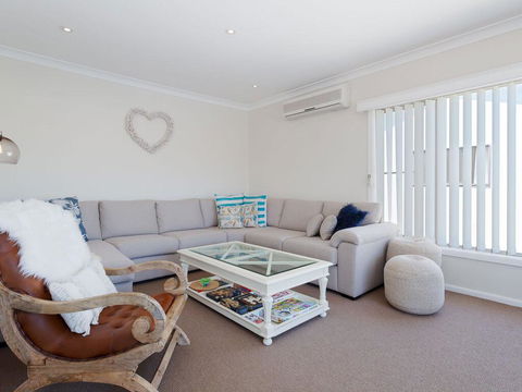 'SeaHaven', 2 Richardson Ave - Large Home With Aircon, Smart TV, WIFI, Netflix & Boat Parking - Taree Accommodation 2